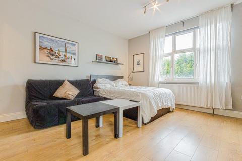 Studio to rent, North End Road, Golders Green