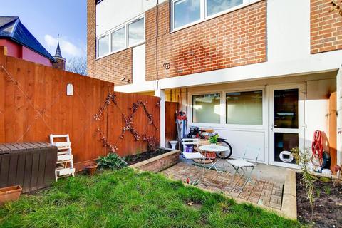 2 bedroom flat for sale - Cox House, Field Road, Hammersmith, London, W6