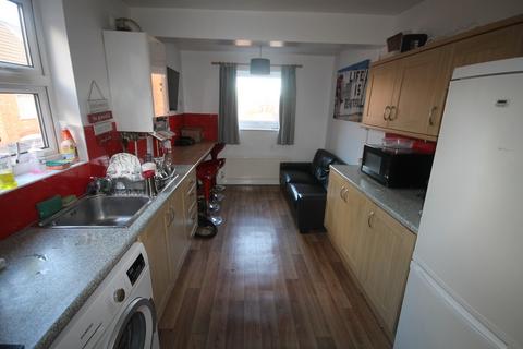 4 bedroom flat to rent, Imperial Avenue, West End, Leicester LE3