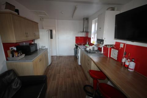 4 bedroom flat to rent, Imperial Avenue, West End, Leicester LE3