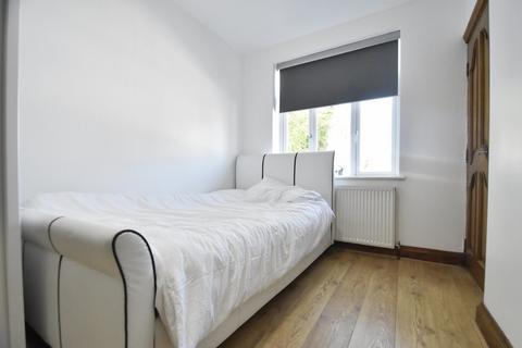 Studio to rent, Green Lane, London SW16