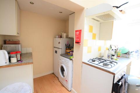 4 bedroom terraced house to rent, Kingsbury Street