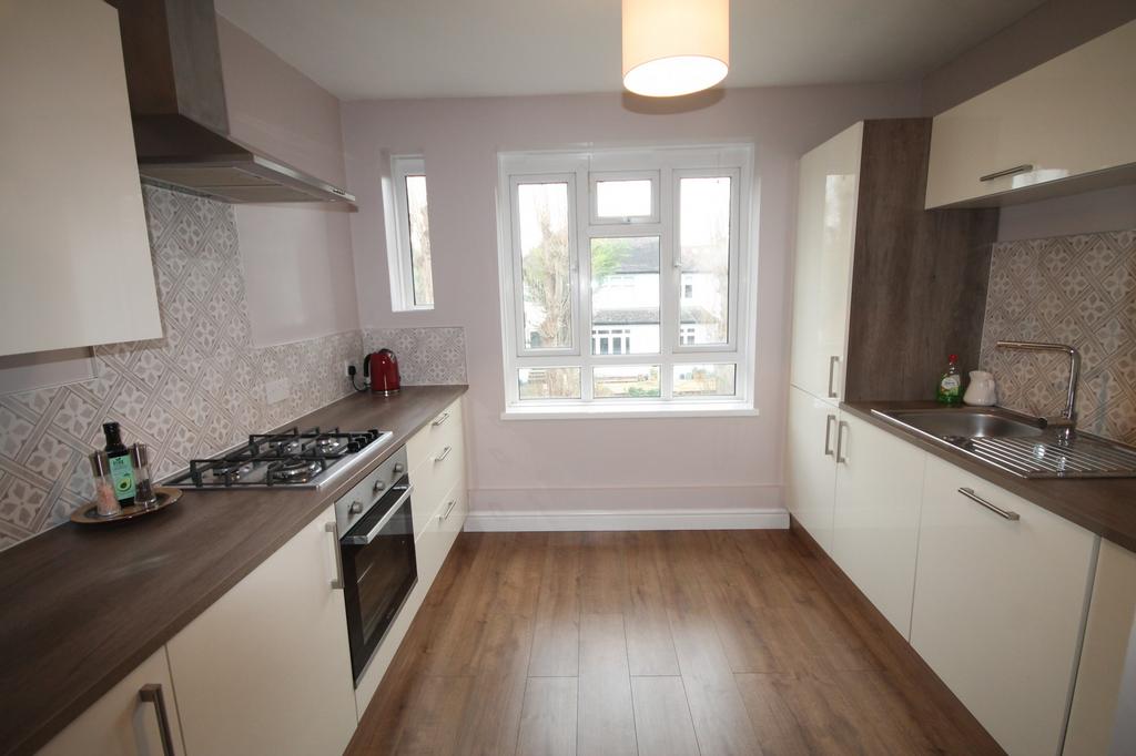 Tylney Road, Bromley, BR1 3EW 3 bed flat £1,650 pcm (£381 pw)