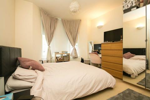 2 bedroom flat to rent, Walberswick Road, London