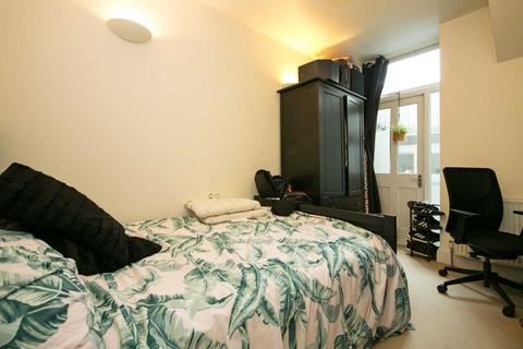 2 bedroom flat to rent, Walberswick Road, London