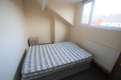 2 bedroom apartment to rent, Harehills Avenue,  Leeds, LS8