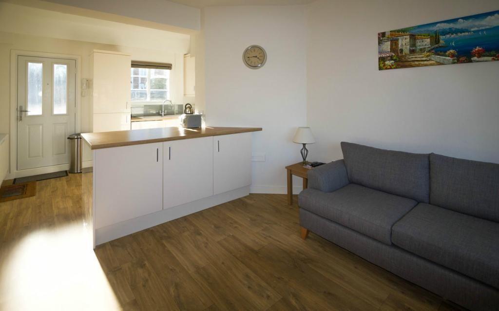 Burlington House, Burlington Road, Fulham, London 1 bed flat £1,400