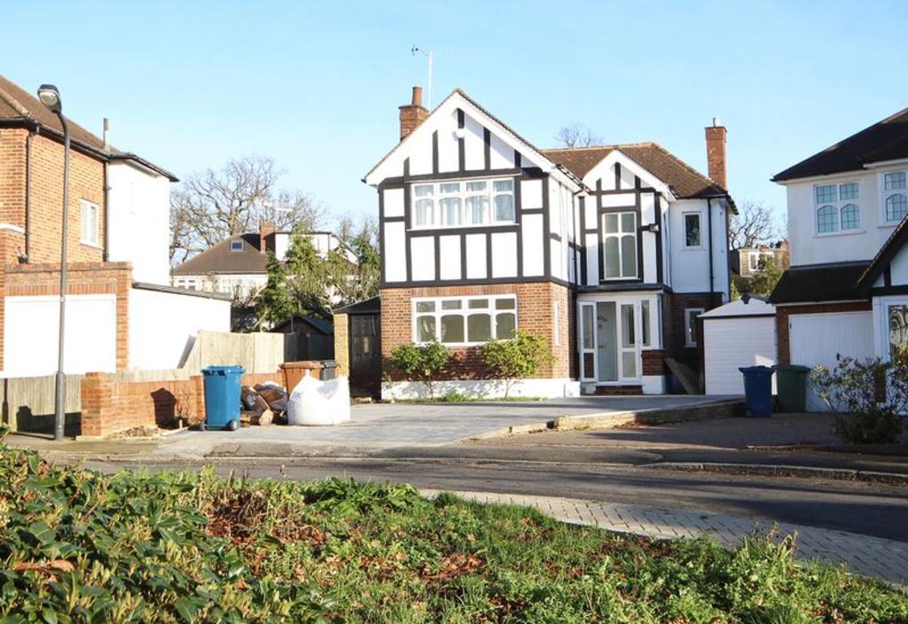 The Lawns, HATCH END 3 bed detached house £2,000 pcm (£462 pw)