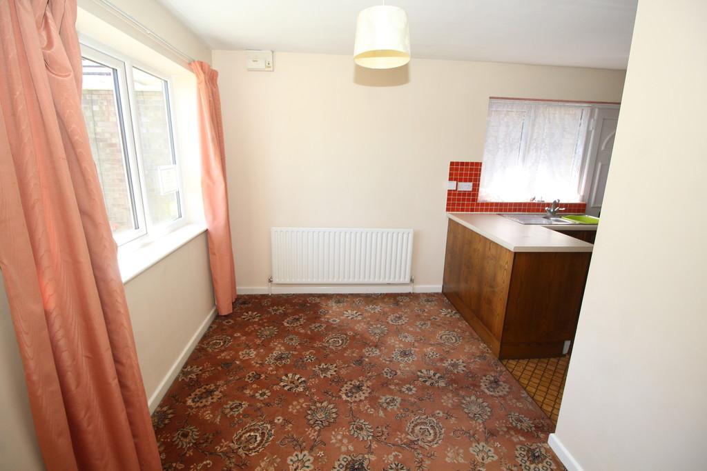 Hillcrest Avenue, Castleford, Castleford, West Yorkshire 2 bed detached bungalow £625 pcm (£