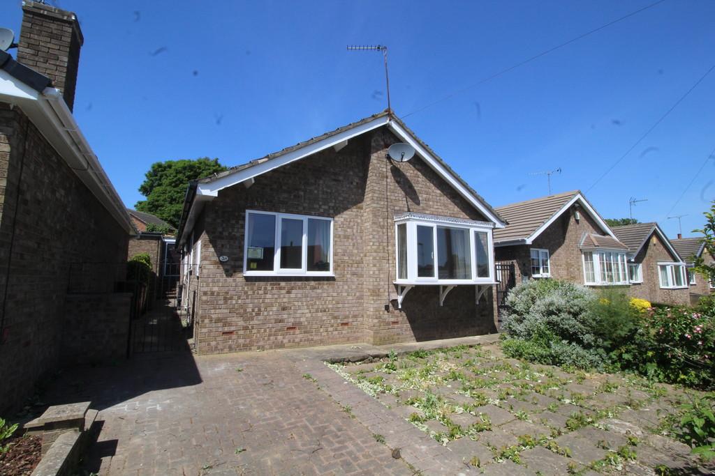 Hillcrest Avenue, Castleford... 2 bed detached bungalow £850 pcm (£196 pw)