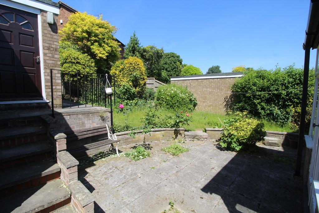 Hillcrest Avenue, Castleford... 2 bed detached bungalow £850 pcm (£196 pw)