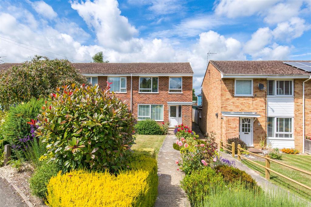 Harcourt Close, Uckfield 3 bed semidetached house £275,000