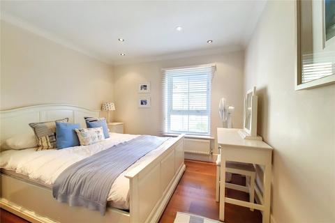 3 bedroom flat to rent, Russell Close, Chiswick, London