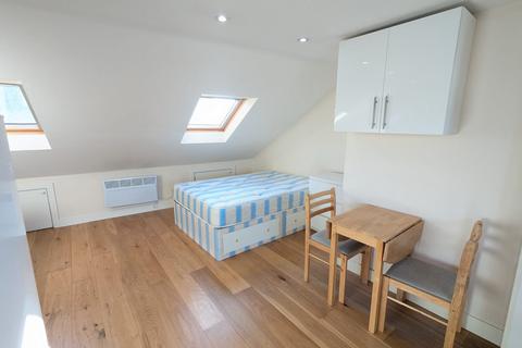 Studio to rent, High Road, Willesden NW10