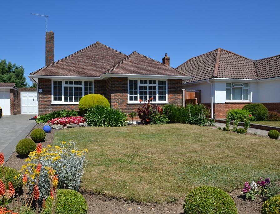 Midhurst Drive, Ferring, BN12 5BL 2 bed detached bungalow £480,000