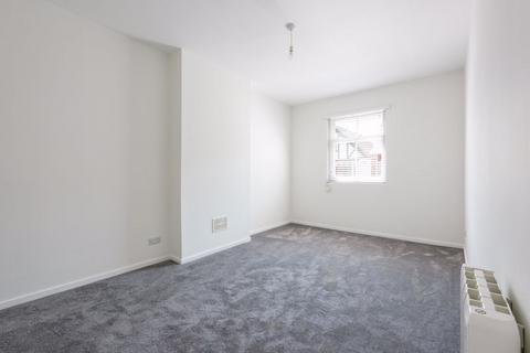 2 bedroom flat to rent, High Street, Walton-On-Thames