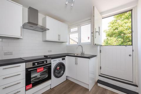 2 bedroom flat to rent, High Street, Walton-On-Thames