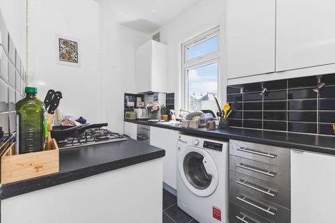 2 bedroom flat to rent, Chaucer Road, Herne Hill