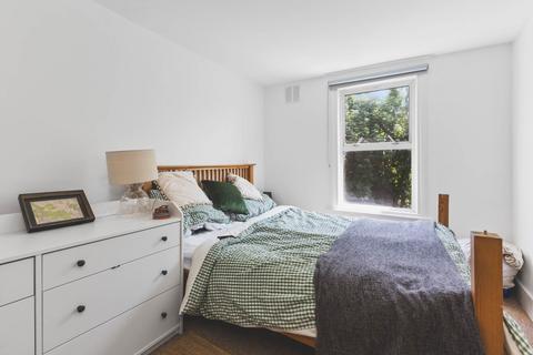 2 bedroom flat to rent, Chaucer Road, Herne Hill