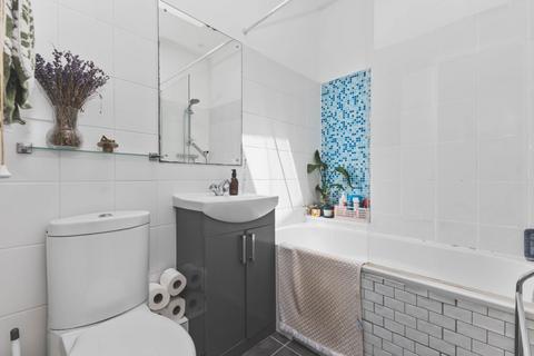 2 bedroom flat to rent, Chaucer Road, Herne Hill