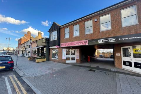 Retail property (high street) to rent - Broadway, Leigh-on-Sea
