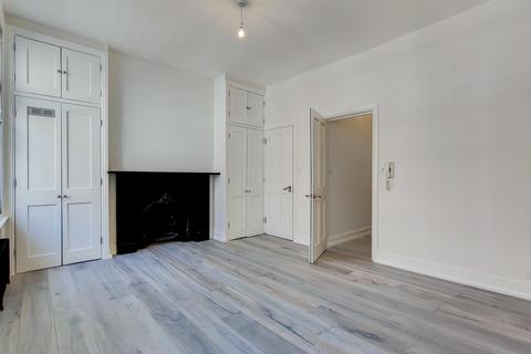 Studio to rent, Monmouth Street, Seven Dials WC2