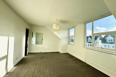 3 bedroom apartment to rent, Myddleton Road, Bowes Park N22