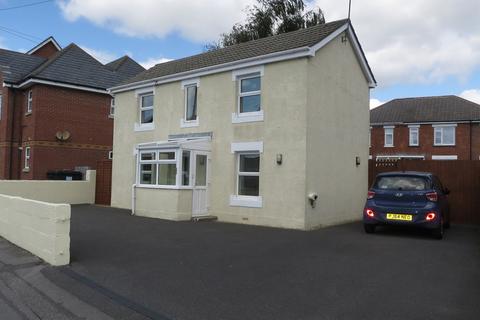 4 bedroom detached house to rent, Privet Road, Winton