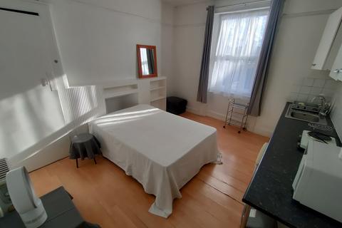1 bedroom in a flat share to rent, LADBROKE GROVE, NORTH KENSINGTON, LONDON W10
