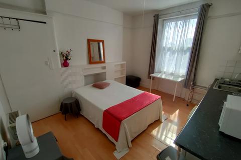 1 bedroom in a flat share to rent, LADBROKE GROVE, NORTH KENSINGTON, LONDON W10