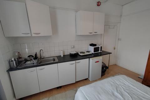 1 bedroom in a flat share to rent, LADBROKE GROVE, NORTH KENSINGTON, LONDON W10