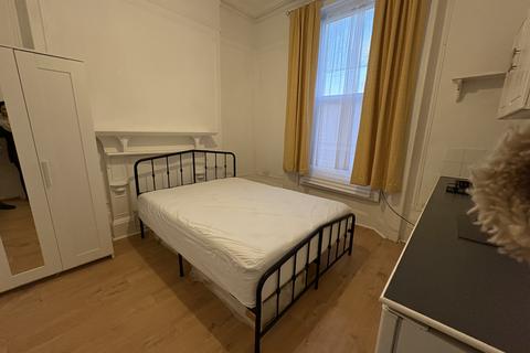 1 bedroom in a flat share to rent, LADBROKE GROVE, NORTH KENSINGTON, LONDON W10