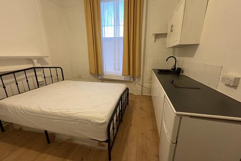 1 bedroom in a flat share to rent, LADBROKE GROVE, NORTH KENSINGTON, LONDON W10