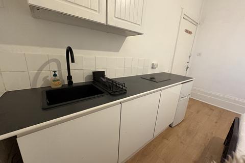 1 bedroom in a flat share to rent, LADBROKE GROVE, NORTH KENSINGTON, LONDON W10