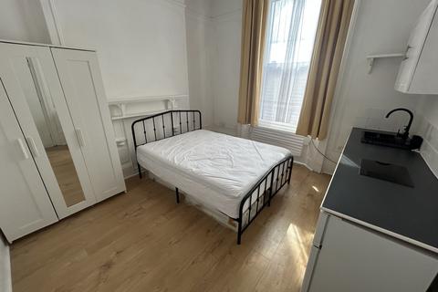 1 bedroom in a flat share to rent, LADBROKE GROVE, NORTH KENSINGTON, LONDON W10