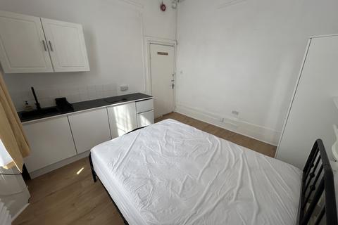 1 bedroom in a flat share to rent, LADBROKE GROVE, NORTH KENSINGTON, LONDON W10