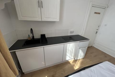 1 bedroom in a flat share to rent, LADBROKE GROVE, NORTH KENSINGTON, LONDON W10