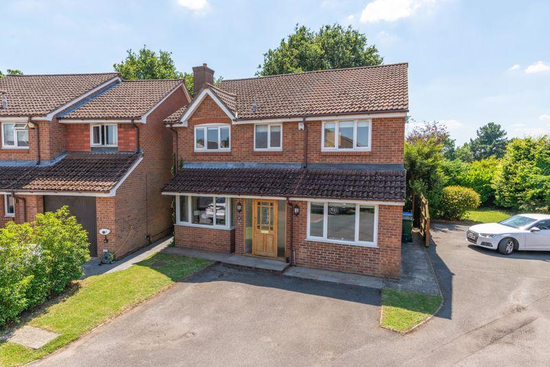 Regency Gardens, WaltonOnThames 5 bed detached house £725,000