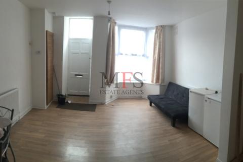 2 bedroom flat to rent, Clayton Road, Hayes, UB3