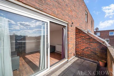 3 bedroom flat to rent, Sanders Way, Sussex Way, Archway