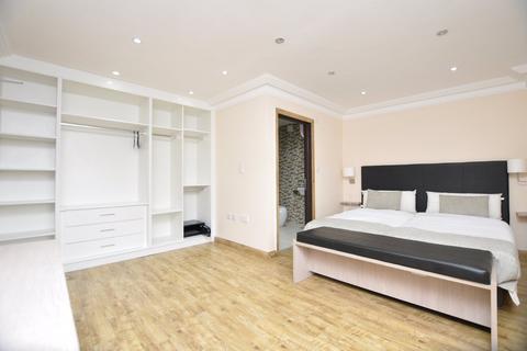 3 bedroom apartment to rent, Commercial Road, London E1