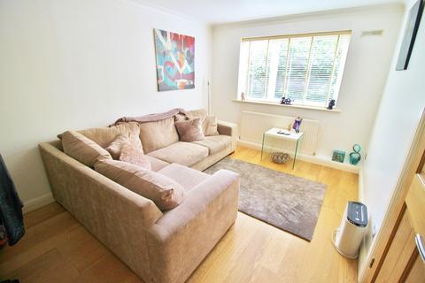 1 bedroom ground floor flat to rent, Swans Hope, Loughton IG10