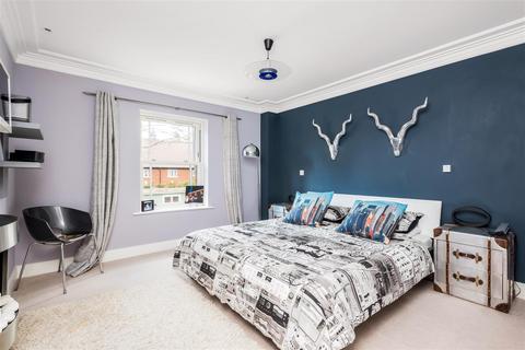 4 bedroom semi-detached house to rent, Queensbury Gardens, Ascot