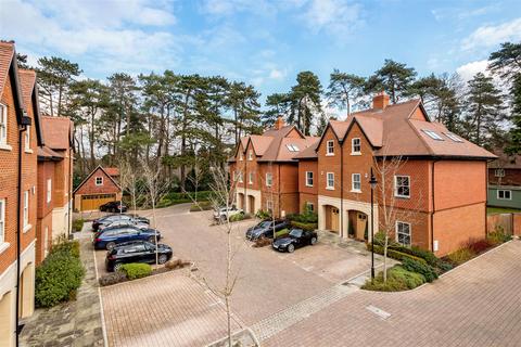 4 bedroom semi-detached house to rent, Queensbury Gardens, Ascot