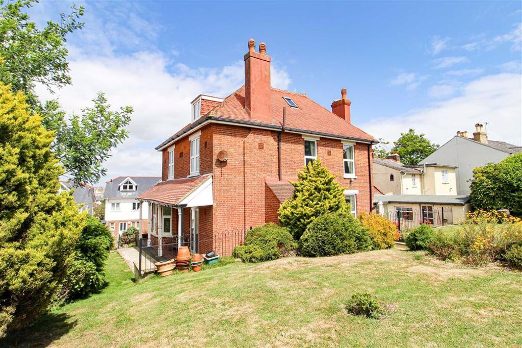 Fairlight Road, Hastings, East Sussex 4 bed detached house £470,000