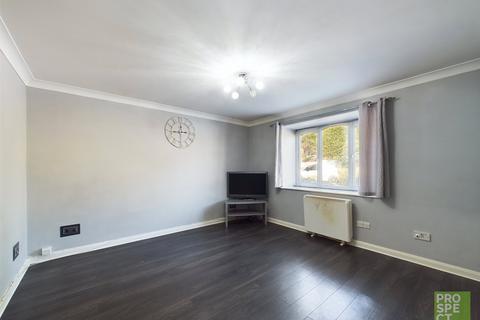 2 bedroom apartment to rent, Missenden Gardens, Burnham, Slough, SL1