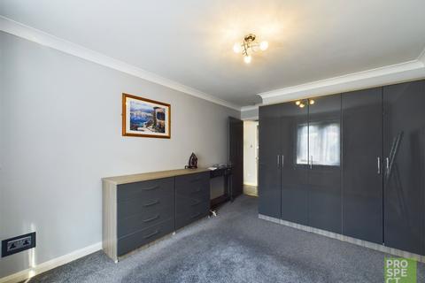 2 bedroom apartment to rent, Missenden Gardens, Burnham, Slough, SL1