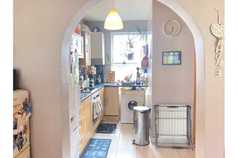 3 bedroom flat to rent, Wandsworth Bridge Road, Fulham SW6