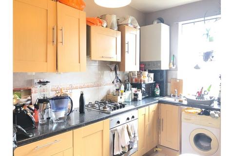 3 bedroom flat to rent, Wandsworth Bridge Road, Fulham SW6