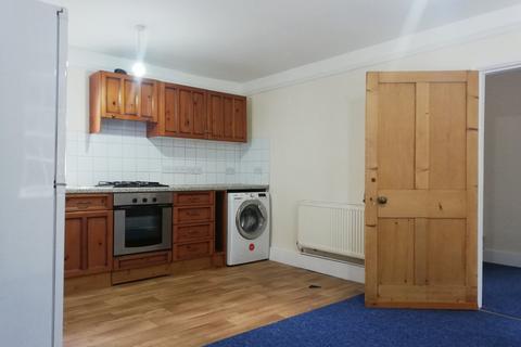 2 bedroom flat to rent, Mill Street, Redhill